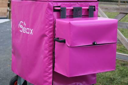 Malle de concours et obstacle d’équitation violet-rose sur chariot, avec sac coordonné, logo SBOX sur le côté.